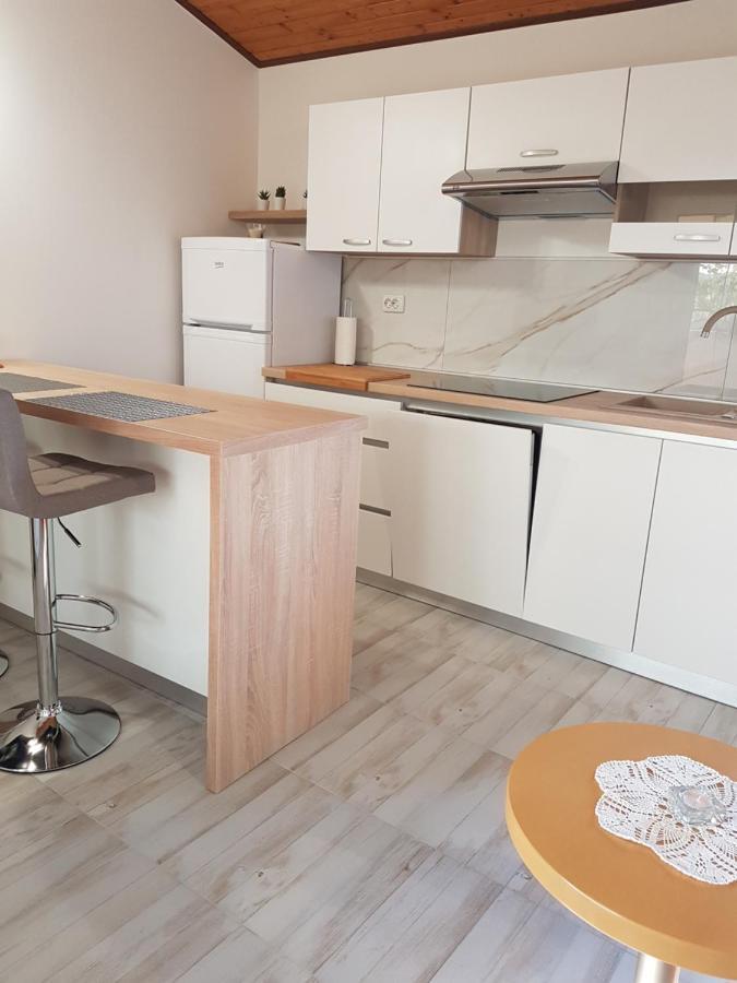 Apartma Roza *